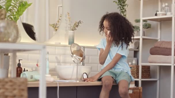 Média Lentidão Bonito Menina Biracial Anos Idade Pijama Olhando Espelho — Vídeo de Stock