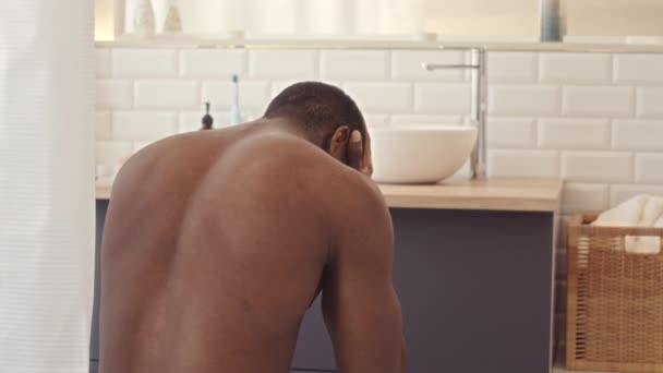 Rear View Medium Slowmo Shirtless Muscular Black Man Washing His — Stock Video