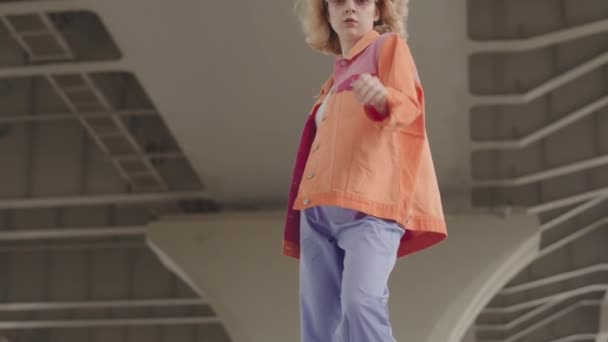 Tilt Slowmo Van Kaukasisch Meisje Roze Bril Y2K Outfit Vogue — Stockvideo