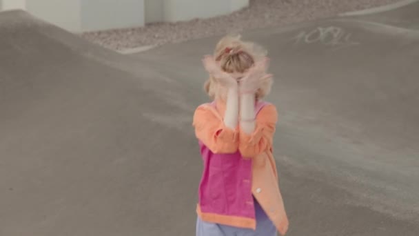 Зверху Повільна Стильна Кавказька Дівчина Рожевих Окулярах Барвистий Одяг Танців — стокове відео