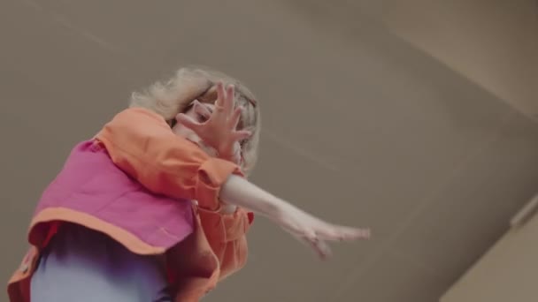 Низький Кут Повільності Крутої Дівчини Рожевому Вбранні Y2K Танцює Мода — стокове відео
