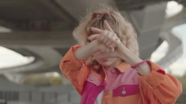 Μέτριο Κοντινό Πλάνο Αργή Καυκάσιος Κορίτσι Στα Της Φορώντας Ροζ — Αρχείο Βίντεο