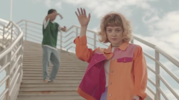 Slowmo Kaukaska Dziewczyna Y2K Strój Azji Facet Zamazanym Tle Freestyle — Wideo stockowe