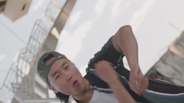 Слабко Азіатського Хлопця Бейсбольній Шапці Танцює Просто Неба Під Камерою — стокове відео