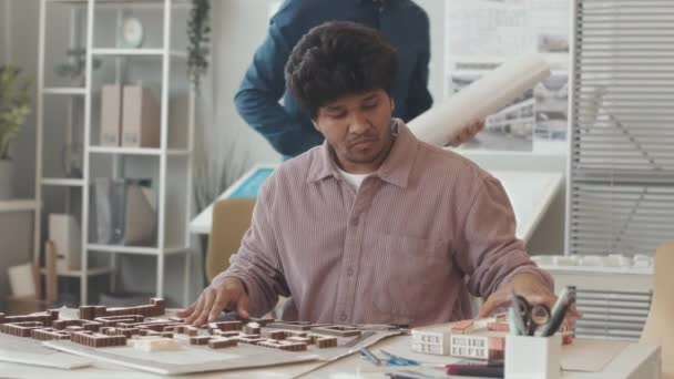 Çift Irklı Erkek Mimarın Arkadaşlarıyla Çalışırken Planlarını Yerleşim Planlarını Yavaş — Stok video