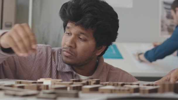 Slowmo Nahaufnahme Eines Birassischen Architekten Der Büro Mit Einem Kollegen — Stockvideo