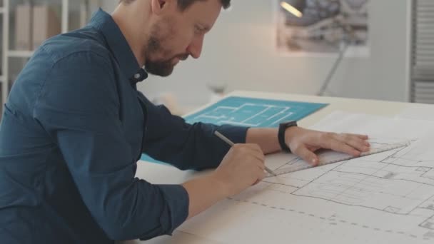 Cintura Hasta Lentitud Arquitecto Masculino Profesional Dibujo Plano Casa Trabajando — Vídeo de stock