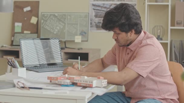 Pasie Górę Powoli Biracial Architekt Badający Makietę Domu Podczas Pracy — Wideo stockowe