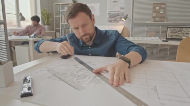 Ofis Masasının Yanında Oturan Kağıt Üzerine Doğru Planı Çizen Ağır — Stok video