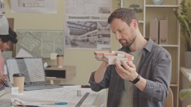 Ralentissement Moyen Architecte Professionnel Masculin Regardant Maquette Papier Maison Travaillant — Video