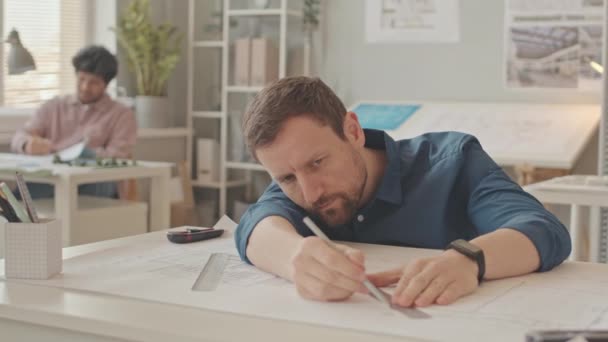 Closeup Médio Com Lentidão Arquiteto Masculino Caucasiano Focado Trabalhando Desenho — Vídeo de Stock