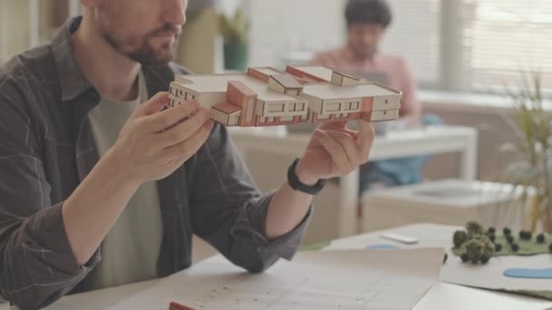 Zugeschnittene Slowmo Kaukasischen Männlichen Architekten Blick Auf Papier Layout Des — Stockvideo