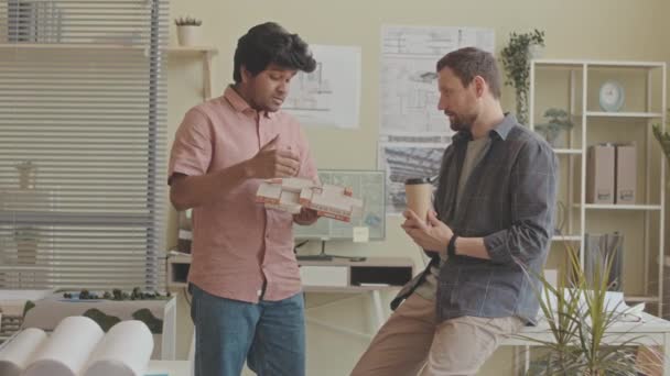 两个多民族建筑师在车间讨论纸质房屋模型的中速 — 图库视频影像