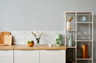 Açık raflı beyaz mutfak iç dekorasyonunun en küçük arkaplan resmi, boşluğu kopyala