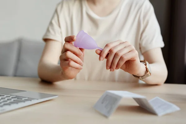 Minimale Close Van Jonge Vrouw Met Menstruatiecup Met Gebruiksaanwijzing Voorgrond — Stockfoto