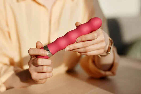 Mínimo Close Jovem Segurando Vibrador Rosa Nas Mãos Rever Brinquedos — Fotografia de Stock