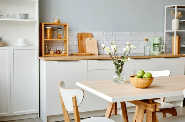 Hintergrundbild Minimalistischer Kücheneinrichtung Weiß Mit Frischen Blumen Und Früchten Auf — Stockfoto