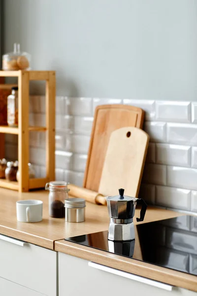 木製の装飾要素とストーブの上のコーヒーポットとオジー最小限のキッチンの垂直背景画像 コピースペース — ストック写真