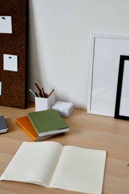 Masasında açık defter olan basit öğrencilerin çalışma yerlerinin dikey arkaplan resmi, boşluğu kopyala