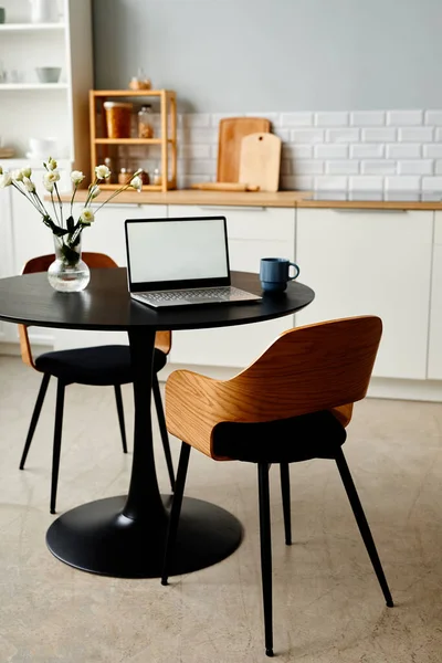 Siyah Mutfak Masası Zarif Ahşap Sandalyeler Üzerinde Açık Dizüstü Bilgisayarı — Stok fotoğraf