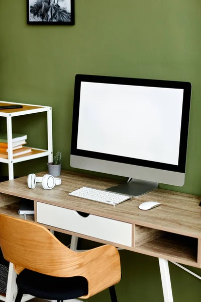 Işyerindeki Beyaz Bilgisayar Ekranının Yeşil Duvara Karşı Dikey Arkaplan Resmi — Stok fotoğraf