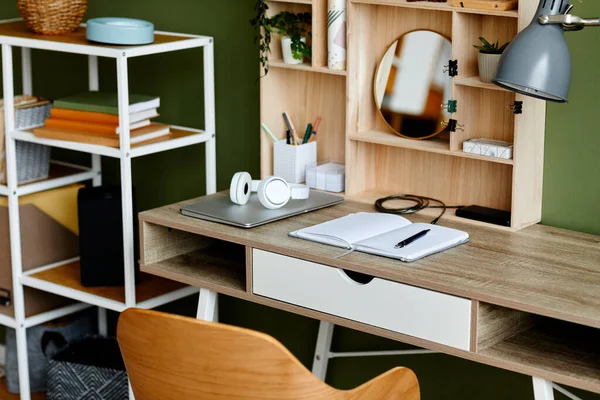 勉強用に設置された木製のテーブルとノートを備えた忙しい家庭用オフィスの職場の背景画像 コピースペース — ストック写真