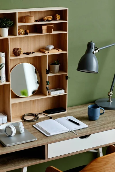 勉強のために設定された木製のテーブルとノートブックと現代のホームオフィスの職場の垂直背景画像 コピースペース — ストック写真