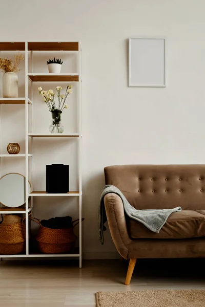 居心地の良いベルベットのソファとエレガントな装飾と最小限のリビングルームのインテリアの垂直背景画像 — ストック写真