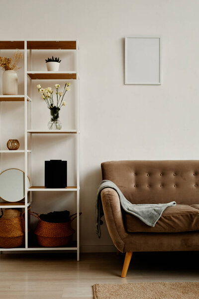 Вертикальное фоновое изображение минимального интерьера гостиной с удобным бархатным диваном и элегантным декором