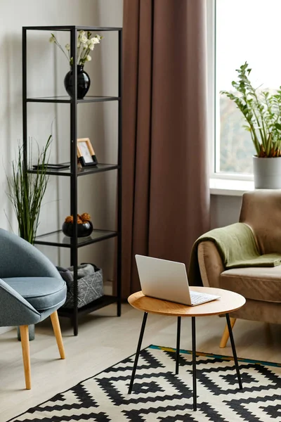 Vertikales Bild Moderner Wohnzimmereinrichtung Mit Offenem Laptop Auf Samtcouch — Stockfoto