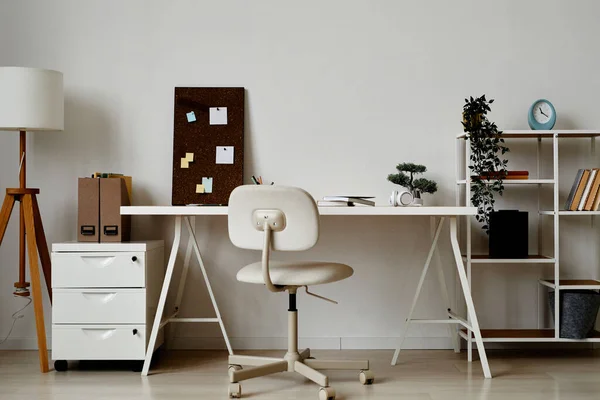 机の上の盆栽の木と白のシンプルな家庭のオフィスの職場の背景 コピースペース — ストック写真