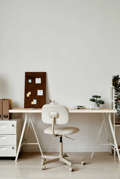 白木の盆栽が机の上に置かれたシンプルな家庭のオフィスワークスペースの垂直背景 — ストック写真