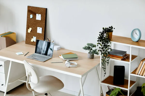 植物で飾られたシンプルな家庭のオフィスの職場の高い角度の背景 コピースペース — ストック写真