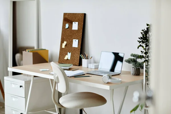 植物で装飾されたシンプルな住宅オフィスの職場の背景 コピースペース — ストック写真