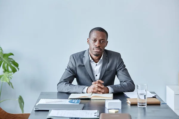 Minimal Πορτρέτο Του Επαγγελματία Μαύρο Επιχειρηματία Κοιτάζοντας Κάμερα Ενώ Κάθεται — Φωτογραφία Αρχείου