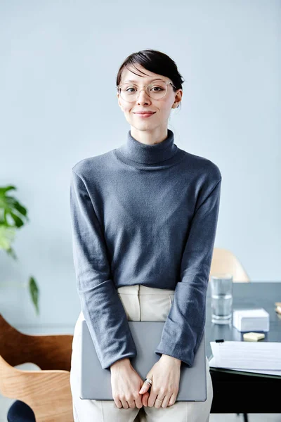 Minimal Portrait Young Businesswoman Wearing Glasses Smiling Camera While Standing — Stock Photo, Image