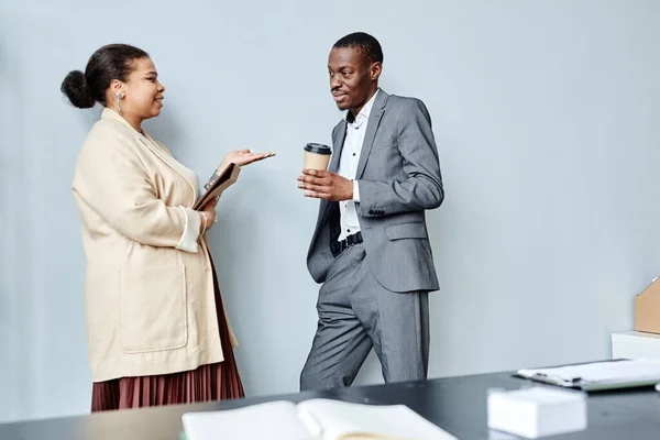 Мінімальний Вигляд Портрета Двох Афроамериканських Бізнесменів Які Недбало Розмовляють Притулившись — стокове фото