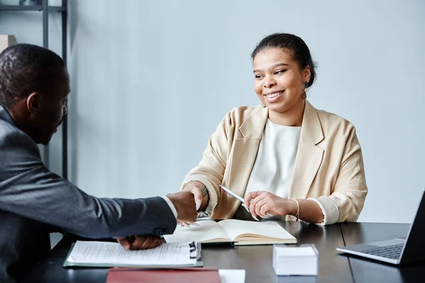 オフィスで会議中にクライアントやパートナーと握手をするアフリカ系アメリカ人ビジネスマンの笑顔の肖像 — ストック写真