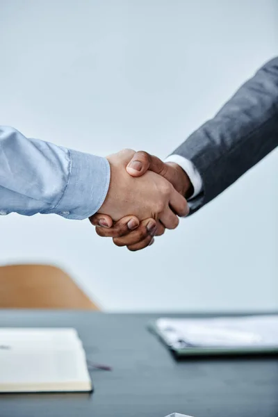 Close Vertical Duas Pessoas Negócios Apertando Mãos Reunião Contra Fundo — Fotografia de Stock