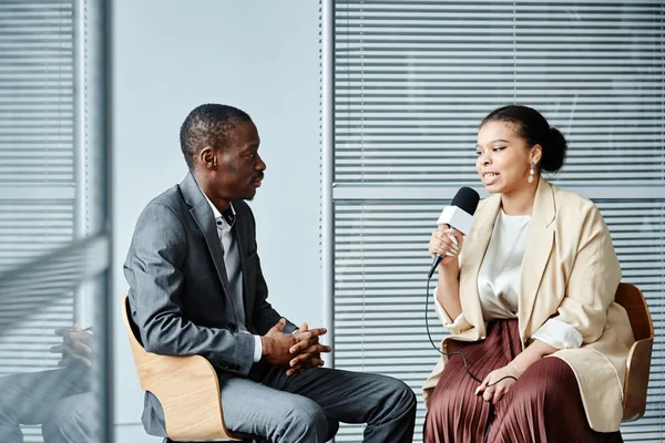 Ritratto Giovane Giornalista Afroamericano Che Parla Microfono Mentre Intervista Uomo — Foto Stock