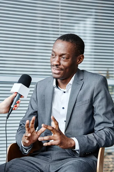 Függőleges Portré Afro Amerikai Üzleti Szakértő Beszél Mikrofon Miközben Interivew — Stock Fotó