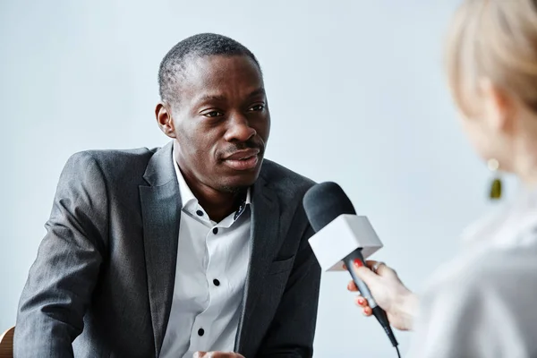 Portret Van Zwarte Business Expert Spreken Tot Microfoon Terwijl Het — Stockfoto