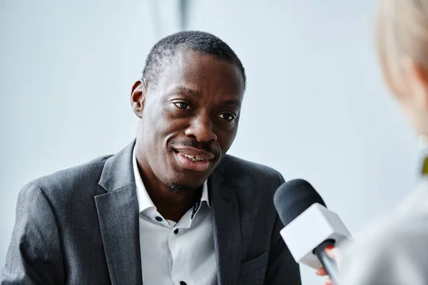 Portrét Úspěšného Černého Podnikatele Mluvícího Mikrofonu Při Interivew — Stock fotografie