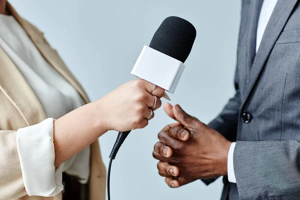 Vista Lateral Close Jovem Segurando Microfone Enquanto Entrevistava Especialista Negócios — Fotografia de Stock