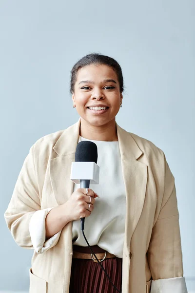 Minimaal Portret Van Lachende Vrouwelijke Journaliste Die Microfoon Vasthoudt Terwijl — Stockfoto