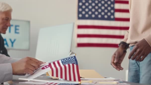 Střední Část Zpomalení Volebního Okresního Pracovníka Dává Americkou Vlajku Nálepku — Stock video
