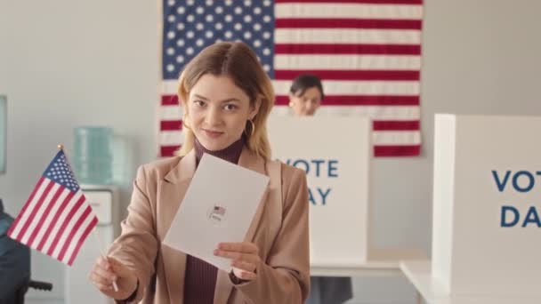 Fiatal Kaukázusi Közepes Lassulása Amerikai Zászlóval Poszterrel Kezében Aki Szavazásra — Stock videók