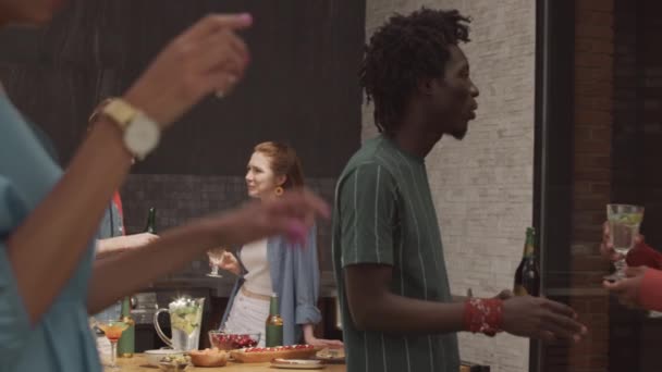 Mittlere Verlangsamung Multiethnischer Junger Leute Die Bier Und Cocktails Trinken — Stockvideo