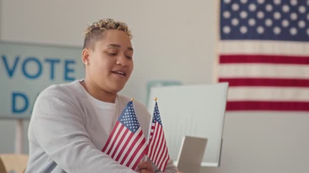 Zpomalte Pás Mladé Biracial Ženy Americkou Vlajkou Hlasovací Nálepkou Mluvící — Stock video