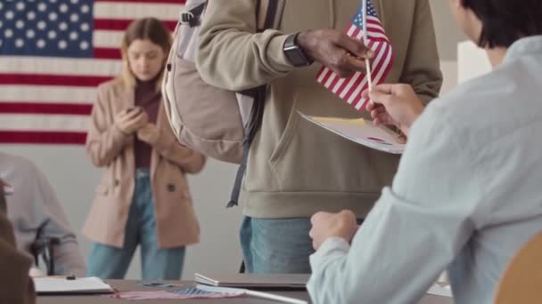 向不同人群发放美国国旗 投票贴纸和选票的工人来到选区的地方投票站投票的速度缓慢 — 图库视频影像